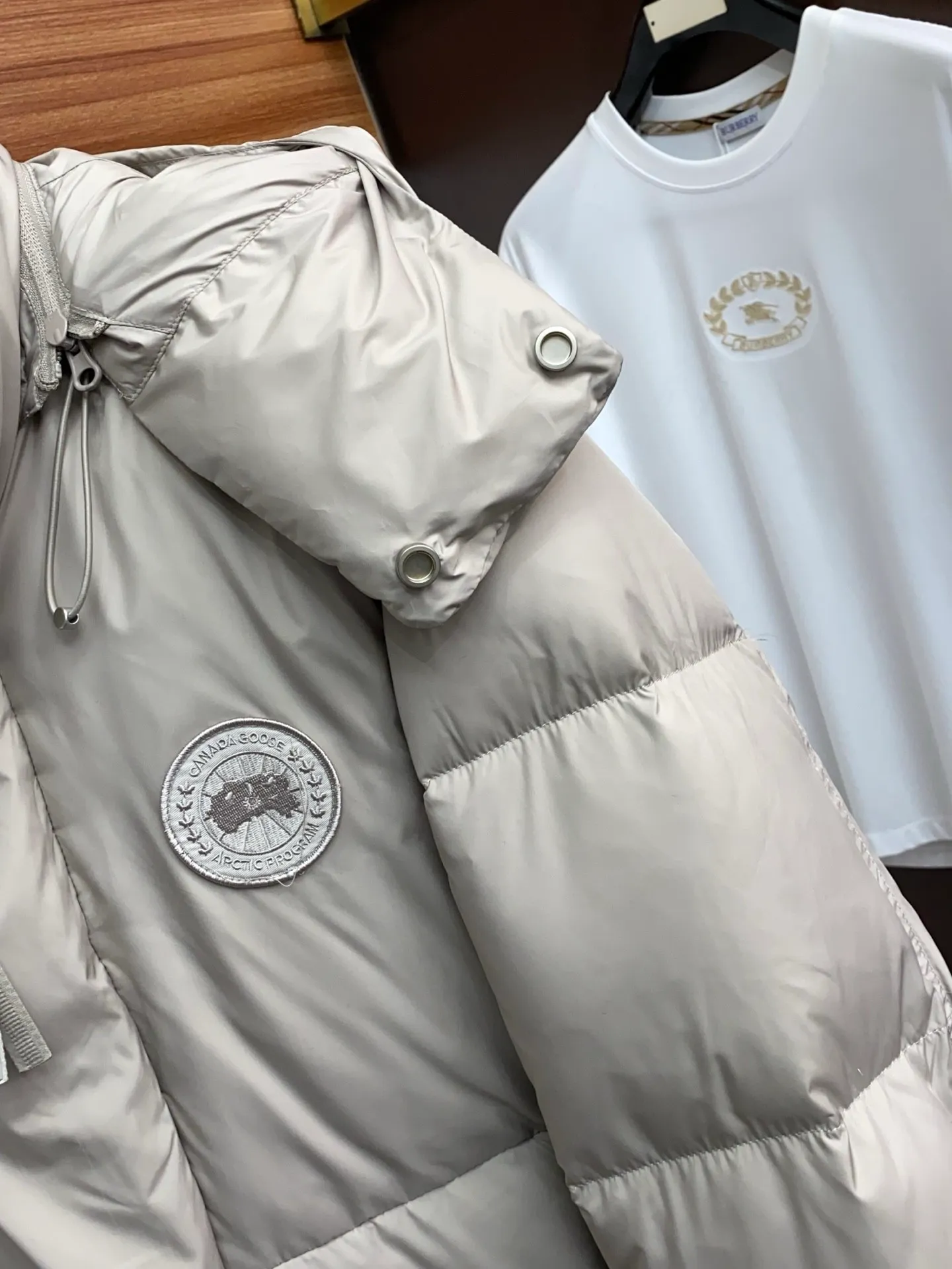 P1400 [Zhang Linghe’s latest top-grade down-filled Canada Goose model] Hooded, removable hood! The original custom-woven lightweight square technology three-proof fabric is windproof, rainproof and friction-proof. It is made of 400D gallbladder Zhengerbajing national standard 90 white duck down. When it is inserted inside, it will be more fluffy and temperature-locking. The whole piece can be stored and folded! ! The embroidered logo on the left chest is a topographic map of Canada, lifelike and perfectly restored. It is embroidered with high-density colored yarn using imported embroidery machines from Bai Lingda. In particular, the sleeves are detachable, making it especially suitable for areas with unstable climate. The washing and labeling are all based on the latest version, and the customized washing labels are equipped with laser anti-counterfeiting labels! ! And the position of the wash water mark is synchronized according to the 25-year new hidden design process. The wash water mark is all hidden inside and can be seen in the detailed picture. What you see is what you get! ! Color graphite gray, black Size xs s m L xl